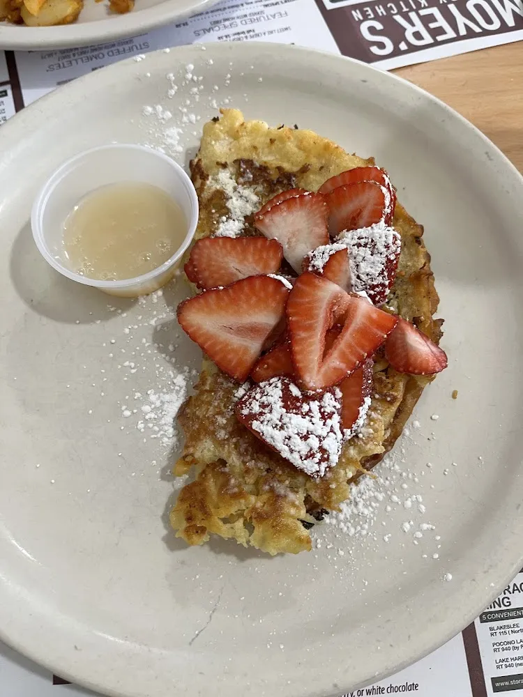 German Pancake with Strawberries and White Chocolate Sauce